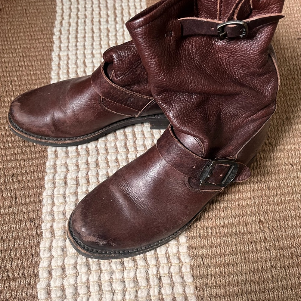 Frye short ankle boots size 6
Dark reddish brown
Great condition